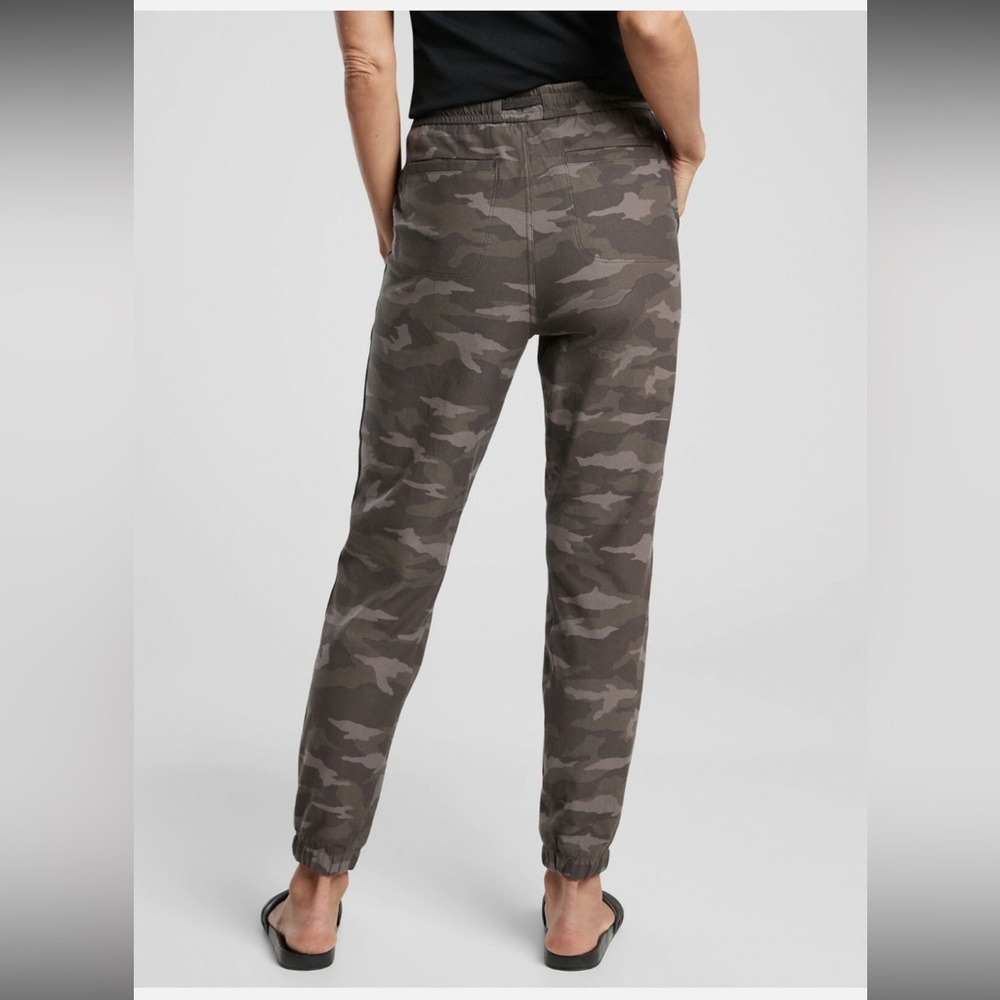 Athleta Olive Camo Farrallon Jogger Pants, size 14 - Picture 6 of 9